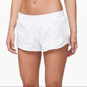 Lululemon White Hotty Hot Short 2.5”